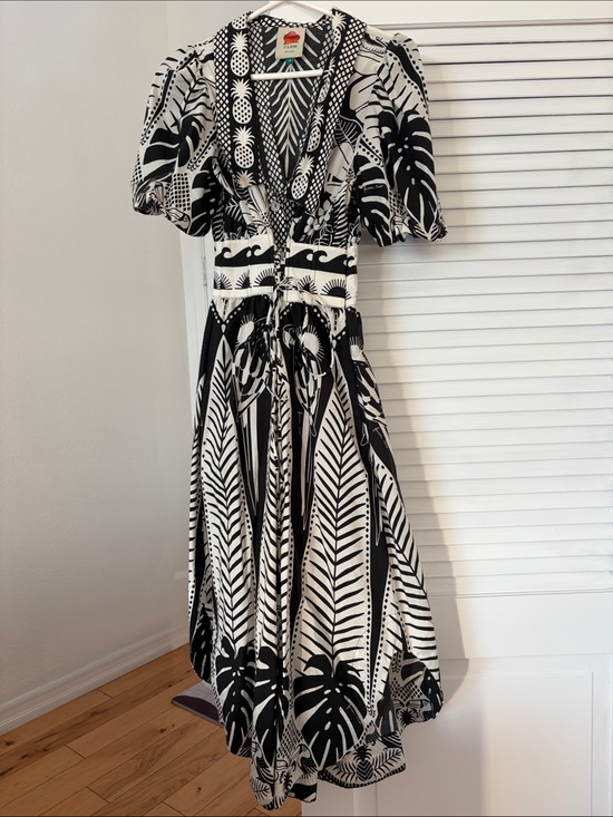FARM Rio Dresses & Skirts - FARM Rio Black & White Tropical Print V-Neck Midi Dress
